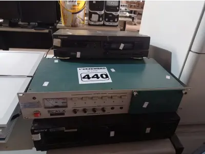 LOTE 440 - 01 DISTRIBUIDOR DE ÁUDIO, 02 CD PLAYER E 01 IMPRESSORA MATRICIAL. (NO ESTADO) ATENÇÃO! FAZER A VISITAÇÃO ANTES DE ARREMATAR, NÃO SABEMOS SE FUNCIONA. LEILÃO NÃO TEM GARANTIA E NEM DEVOLUÇÃO, SUJEITO A POSSÍVEIS AVARIAS VISÍVEIS/OCULTAS E/OU AUSÊNCIA DE COMPONENTES.