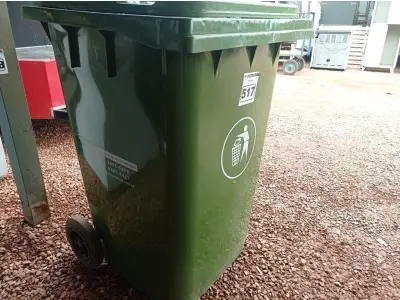 LOTE 517 - 01 CONTAINER HDPE EM-840 360L. (NO ESTADO) ATENÇÃO! FAZER A VISITAÇÃO ANTES DE ARREMATAR, NÃO SABEMOS SE FUNCIONA. LEILÃO NÃO TEM GARANTIA E NEM DEVOLUÇÃO, SUJEITO A POSSÍVEIS AVARIAS VISÍVEIS/OCULTAS E/OU AUSÊNCIA DE COMPONENTES.