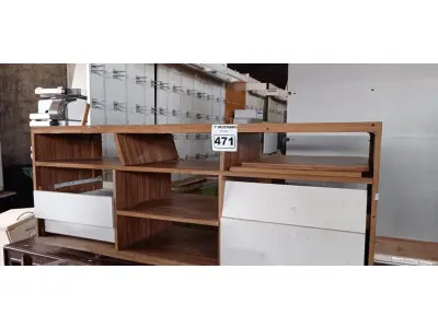 LOTE 471 - 02 RACK’S BAIXOS EM MADEIRA. (NO ESTADO) ATENÇÃO! FAZER A VISITAÇÃO ANTES DE ARREMATAR, NÃO SABEMOS SE FUNCIONA. LEILÃO NÃO TEM GARANTIA E NEM DEVOLUÇÃO, SUJEITO A POSSÍVEIS AVARIAS VISÍVEIS/OCULTAS E/OU AUSÊNCIA DE COMPONENTES.