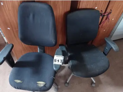 LOTE 513 - 02 CADEIRAS DE ESCRITÓRIO COM BASE GIRATÓRIA. (NO ESTADO) ATENÇÃO! FAZER A VISITAÇÃO ANTES DE ARREMATAR, NÃO SABEMOS SE FUNCIONA. LEILÃO NÃO TEM GARANTIA E NEM DEVOLUÇÃO, SUJEITO A POSSÍVEIS AVARIAS VISÍVEIS/OCULTAS E/OU AUSÊNCIA DE COMPONENTES.