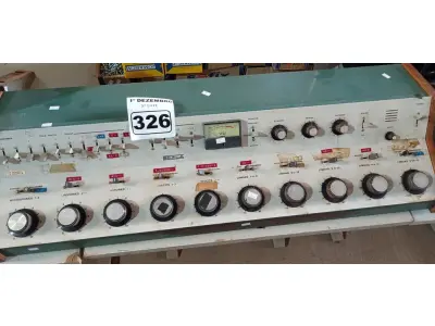 LOTE 326 - 01 MESA DE SOM ANTIGA. (NO ESTADO) ATENÇÃO! FAZER A VISITAÇÃO ANTES DE ARREMATAR, NÃO SABEMOS SE FUNCIONA. LEILÃO NÃO TEM GARANTIA E NEM DEVOLUÇÃO, SUJEITO A POSSÍVEIS AVARIAS VISÍVEIS/OCULTAS E/OU AUSÊNCIA DE COMPONENTES.