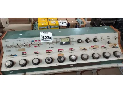LOTE 326 - 01 MESA DE SOM ANTIGA. (NO ESTADO) ATENÇÃO! FAZER A VISITAÇÃO ANTES DE ARREMATAR, NÃO SABEMOS SE FUNCIONA. LEILÃO NÃO TEM GARANTIA E NEM DEVOLUÇÃO, SUJEITO A POSSÍVEIS AVARIAS VISÍVEIS/OCULTAS E/OU AUSÊNCIA DE COMPONENTES.