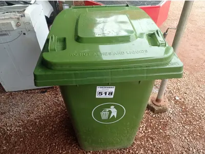 LOTE 518 - 01 CONTAINER HDPE EM-840 360L. (NO ESTADO) ATENÇÃO! FAZER A VISITAÇÃO ANTES DE ARREMATAR, NÃO SABEMOS SE FUNCIONA. LEILÃO NÃO TEM GARANTIA E NEM DEVOLUÇÃO, SUJEITO A POSSÍVEIS AVARIAS VISÍVEIS/OCULTAS E/OU AUSÊNCIA DE COMPONENTES.