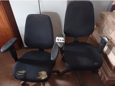 LOTE 510 - 02 CADEIRAS DE ESCRITÓRIO COM BASE GIRATÓRIA. (NO ESTADO) ATENÇÃO! FAZER A VISITAÇÃO ANTES DE ARREMATAR, NÃO SABEMOS SE FUNCIONA. LEILÃO NÃO TEM GARANTIA E NEM DEVOLUÇÃO, SUJEITO A POSSÍVEIS AVARIAS VISÍVEIS/OCULTAS E/OU AUSÊNCIA DE COMPONENTES.