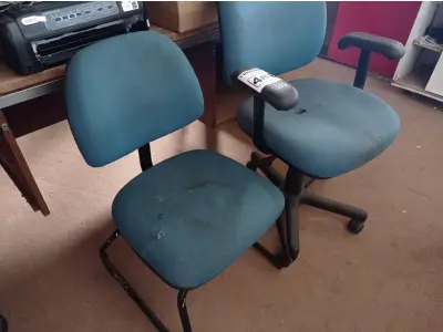 LOTE 488 - 02 CADEIRAS DE ESCRITÓRIO SENDO 01 COM BASE FIXA E OUTRA COM BASE GIRATÓRIA. (NO ESTADO) ATENÇÃO! FAZER A VISITAÇÃO ANTES DE ARREMATAR, NÃO SABEMOS SE FUNCIONA. LEILÃO NÃO TEM GARANTIA E NEM DEVOLUÇÃO, SUJEITO A POSSÍVEIS AVARIAS VISÍVEIS/OCULTAS E/OU AUSÊNCIA DE COMPONENTES.