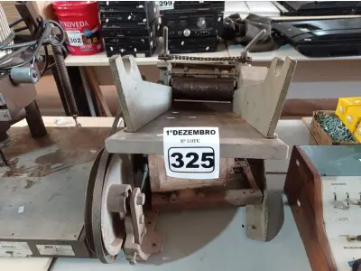 LOTE 325 - 01 CILINDRO PARA MASSAS. (NO ESTADO) ATENÇÃO! FAZER A VISITAÇÃO ANTES DE ARREMATAR, NÃO SABEMOS SE FUNCIONA. LEILÃO NÃO TEM GARANTIA E NEM DEVOLUÇÃO, SUJEITO A POSSÍVEIS AVARIAS VISÍVEIS/OCULTAS E/OU AUSÊNCIA DE COMPONENTES.