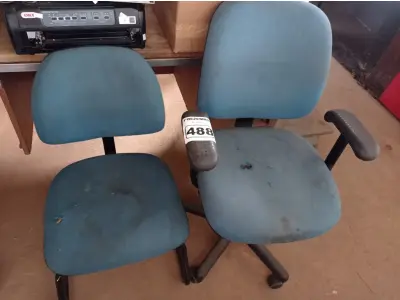 LOTE 488 - 02 CADEIRAS DE ESCRITÓRIO SENDO 01 COM BASE FIXA E OUTRA COM BASE GIRATÓRIA. (NO ESTADO) ATENÇÃO! FAZER A VISITAÇÃO ANTES DE ARREMATAR, NÃO SABEMOS SE FUNCIONA. LEILÃO NÃO TEM GARANTIA E NEM DEVOLUÇÃO, SUJEITO A POSSÍVEIS AVARIAS VISÍVEIS/OCULTAS E/OU AUSÊNCIA DE COMPONENTES.