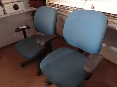 LOTE 487 - 02 CADEIRAS DE ESCRITÓRIO COM BASE GIRATÓRIA. (NO ESTADO) ATENÇÃO! FAZER A VISITAÇÃO ANTES DE ARREMATAR, NÃO SABEMOS SE FUNCIONA. LEILÃO NÃO TEM GARANTIA E NEM DEVOLUÇÃO, SUJEITO A POSSÍVEIS AVARIAS VISÍVEIS/OCULTAS E/OU AUSÊNCIA DE COMPONENTES.
