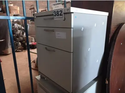 LOTE 382 - 02 GAVETEIROS COM 03 GAVETAS. (NO ESTADO) ATENÇÃO! FAZER A VISITAÇÃO ANTES DE ARREMATAR, NÃO SABEMOS SE FUNCIONA. LEILÃO NÃO TEM GARANTIA E NEM DEVOLUÇÃO, SUJEITO A POSSÍVEIS AVARIAS VISÍVEIS/OCULTAS E/OU AUSÊNCIA DE COMPONENTES.