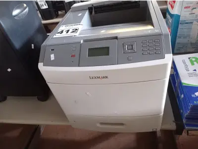 LOTE 412 - 01 IMPRESSORA A LASER LEXMARK T654DN. (NO ESTADO) ATENÇÃO! FAZER A VISITAÇÃO ANTES DE ARREMATAR, NÃO SABEMOS SE FUNCIONA. LEILÃO NÃO TEM GARANTIA E NEM DEVOLUÇÃO, SUJEITO A POSSÍVEIS AVARIAS VISÍVEIS/OCULTAS E/OU AUSÊNCIA DE COMPONENTES.