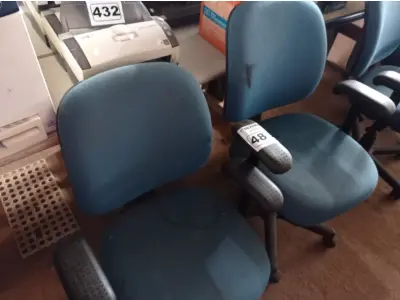 LOTE 489 - 02 CADEIRAS DE ESCRITÓRIO COM BASE GIRATÓRIA. (NO ESTADO) ATENÇÃO! FAZER A VISITAÇÃO ANTES DE ARREMATAR, NÃO SABEMOS SE FUNCIONA. LEILÃO NÃO TEM GARANTIA E NEM DEVOLUÇÃO, SUJEITO A POSSÍVEIS AVARIAS VISÍVEIS/OCULTAS E/OU AUSÊNCIA DE COMPONENTES.
