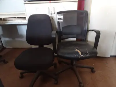LOTE 496 - 02 CADEIRAS DE ESCRITÓRIO COM BASE GIRATÓRIA. (NO ESTADO) ATENÇÃO! FAZER A VISITAÇÃO ANTES DE ARREMATAR, NÃO SABEMOS SE FUNCIONA. LEILÃO NÃO TEM GARANTIA E NEM DEVOLUÇÃO, SUJEITO A POSSÍVEIS AVARIAS VISÍVEIS/OCULTAS E/OU AUSÊNCIA DE COMPONENTES.