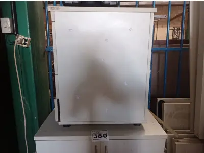 LOTE 380 - 01 ARMÁRIO BAIXO COM 02 PORTAS E 01 GAVETEIRO COM 04 GAVETAS. (NO ESTADO) ATENÇÃO! FAZER A VISITAÇÃO ANTES DE ARREMATAR, NÃO SABEMOS SE FUNCIONA. LEILÃO NÃO TEM GARANTIA E NEM DEVOLUÇÃO, SUJEITO A POSSÍVEIS AVARIAS VISÍVEIS/OCULTAS E/OU AUSÊNCIA DE COMPONENTES.
