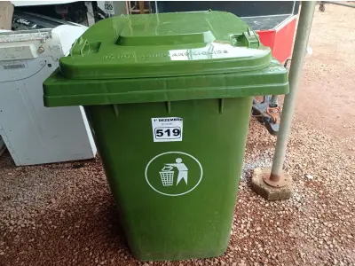 LOTE 519 - 01 CONTAINER HDPE EM-840 360L. (NO ESTADO) ATENÇÃO! FAZER A VISITAÇÃO ANTES DE ARREMATAR, NÃO SABEMOS SE FUNCIONA. LEILÃO NÃO TEM GARANTIA E NEM DEVOLUÇÃO, SUJEITO A POSSÍVEIS AVARIAS VISÍVEIS/OCULTAS E/OU AUSÊNCIA DE COMPONENTES.