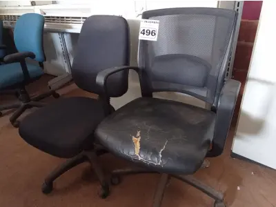 LOTE 496 - 02 CADEIRAS DE ESCRITÓRIO COM BASE GIRATÓRIA. (NO ESTADO) ATENÇÃO! FAZER A VISITAÇÃO ANTES DE ARREMATAR, NÃO SABEMOS SE FUNCIONA. LEILÃO NÃO TEM GARANTIA E NEM DEVOLUÇÃO, SUJEITO A POSSÍVEIS AVARIAS VISÍVEIS/OCULTAS E/OU AUSÊNCIA DE COMPONENTES.