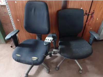 LOTE 513 - 02 CADEIRAS DE ESCRITÓRIO COM BASE GIRATÓRIA. (NO ESTADO) ATENÇÃO! FAZER A VISITAÇÃO ANTES DE ARREMATAR, NÃO SABEMOS SE FUNCIONA. LEILÃO NÃO TEM GARANTIA E NEM DEVOLUÇÃO, SUJEITO A POSSÍVEIS AVARIAS VISÍVEIS/OCULTAS E/OU AUSÊNCIA DE COMPONENTES.
