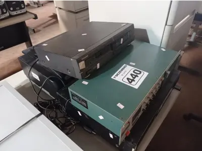 LOTE 440 - 01 DISTRIBUIDOR DE ÁUDIO, 02 CD PLAYER E 01 IMPRESSORA MATRICIAL. (NO ESTADO) ATENÇÃO! FAZER A VISITAÇÃO ANTES DE ARREMATAR, NÃO SABEMOS SE FUNCIONA. LEILÃO NÃO TEM GARANTIA E NEM DEVOLUÇÃO, SUJEITO A POSSÍVEIS AVARIAS VISÍVEIS/OCULTAS E/OU AUSÊNCIA DE COMPONENTES.