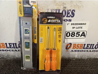LOTE 085 - 01 NÍVEL DE MÃO E 01 DE CHAVES FENDA/PHILIPS 02 PEÇAS. (NO ESTADO) ATENÇÃO! FAZER A VISITAÇÃO ANTES DE ARREMATAR, NÃO SABEMOS SE FUNCIONA. LEILÃO NÃO TEM GARANTIA E NEM DEVOLUÇÃO, SUJEITO A POSSÍVEIS AVARIAS VISÍVEIS/OCULTAS E/OU AUSÊNCIA DE COMPONENTES.