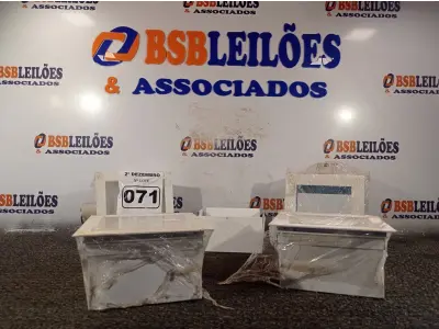 LOTE 071 - 04 LUMINÁRIAS DE EMBUTIR. (NO ESTADO) ATENÇÃO! FAZER A VISITAÇÃO ANTES DE ARREMATAR, NÃO SABEMOS SE FUNCIONA. LEILÃO NÃO TEM GARANTIA E NEM DEVOLUÇÃO, SUJEITO A POSSÍVEIS AVARIAS VISÍVEIS/OCULTAS E/OU AUSÊNCIA DE COMPONENTES.