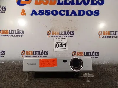 LOTE 041 - 01 PROJETOR MULTIMIDIA MARCA PANASONIC BIVOLT. (NO ESTADO) ATENÇÃO! FAZER A VISITAÇÃO ANTES DE ARREMATAR, NÃO SABEMOS SE FUNCIONA. LEILÃO NÃO TEM GARANTIA E NEM DEVOLUÇÃO, SUJEITO A POSSÍVEIS AVARIAS VISÍVEIS/OCULTAS E/OU AUSÊNCIA DE COMPONENTES.