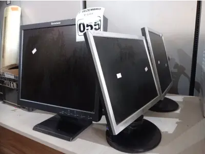 LOTE 055 - 06 MONITORES MARCAS E MODELOS DIVERSOS. (NO ESTADO) ATENÇÃO! FAZER A VISITAÇÃO ANTES DE ARREMATAR, NÃO SABEMOS SE FUNCIONA. LEILÃO NÃO TEM GARANTIA E NEM DEVOLUÇÃO, SUJEITO A POSSÍVEIS AVARIAS VISÍVEIS/OCULTAS E/OU AUSÊNCIA DE COMPONENTES.