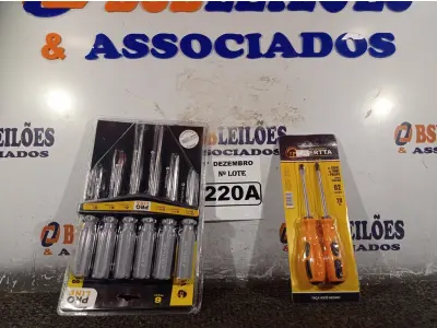 LOTE 220 - 02 KIT’S DE CHAVES FENDA/PHILIPS 06/02 PEÇAS. (NO ESTADO) ATENÇÃO! FAZER A VISITAÇÃO ANTES DE ARREMATAR, NÃO SABEMOS SE FUNCIONA. LEILÃO NÃO TEM GARANTIA E NEM DEVOLUÇÃO, SUJEITO A POSSÍVEIS AVARIAS VISÍVEIS/OCULTAS E/OU AUSÊNCIA DE COMPONENTES.