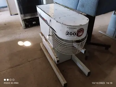 LOTE 200 - 01 MASSEIRA INDUSTRIAL BPM40. (NO ESTADO) ATENÇÃO! FAZER A VISITAÇÃO ANTES DE ARREMATAR, NÃO SABEMOS SE FUNCIONA. LEILÃO NÃO TEM GARANTIA E NEM DEVOLUÇÃO, SUJEITO A POSSÍVEIS AVARIAS VISÍVEIS/OCULTAS E/OU AUSÊNCIA DE COMPONENTES.