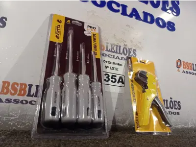 LOTE 135 - 01 KIT DE CHAVES FENDA/PHILIPS E 01 DECAPADOR DE FIOS. (NO ESTADO) ATENÇÃO! FAZER A VISITAÇÃO ANTES DE ARREMATAR, NÃO SABEMOS SE FUNCIONA. LEILÃO NÃO TEM GARANTIA E NEM DEVOLUÇÃO, SUJEITO A POSSÍVEIS AVARIAS VISÍVEIS/OCULTAS E/OU AUSÊNCIA DE COMPONENTES.
