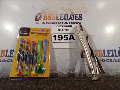 LOTE 195 - 01 ALICATE DE PRESSÃO E 01 KIT DE CHAVES DE PRECISÃO. (NO ESTADO) ATENÇÃO! FAZER A VISITAÇÃO ANTES DE ARREMATAR, NÃO SABEMOS SE FUNCIONA. LEILÃO NÃO TEM GARANTIA E NEM DEVOLUÇÃO, SUJEITO A POSSÍVEIS AVARIAS VISÍVEIS/OCULTAS E/OU AUSÊNCIA DE COMPONENTES.