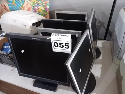 LOTE 055 - 06 MONITORES MARCAS E MODELOS DIVERSOS. (NO ESTADO) ATENÇÃO! FAZER A VISITAÇÃO ANTES DE ARREMATAR, NÃO SABEMOS SE FUNCIONA. LEILÃO NÃO TEM GARANTIA E NEM DEVOLUÇÃO, SUJEITO A POSSÍVEIS AVARIAS VISÍVEIS/OCULTAS E/OU AUSÊNCIA DE COMPONENTES.