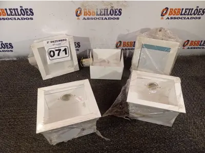 LOTE 071 - 04 LUMINÁRIAS DE EMBUTIR. (NO ESTADO) ATENÇÃO! FAZER A VISITAÇÃO ANTES DE ARREMATAR, NÃO SABEMOS SE FUNCIONA. LEILÃO NÃO TEM GARANTIA E NEM DEVOLUÇÃO, SUJEITO A POSSÍVEIS AVARIAS VISÍVEIS/OCULTAS E/OU AUSÊNCIA DE COMPONENTES.
