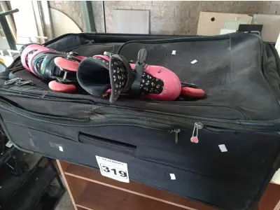 LOTE 319 - 01 MALA DE VIAGEM E 01 PAR DE PATINS. (NO ESTADO) ATENÇÃO! FAZER A VISITAÇÃO ANTES DE ARREMATAR, NÃO SABEMOS SE FUNCIONA. LEILÃO NÃO TEM GARANTIA E NEM DEVOLUÇÃO, SUJEITO A POSSÍVEIS AVARIAS VISÍVEIS/OCULTAS E/OU AUSÊNCIA DE COMPONENTES.