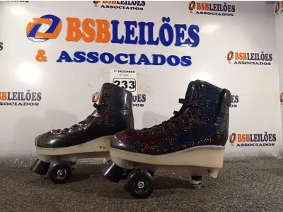LOTE 233 - 01 PAR DE PATINS. (NO ESTADO) ATENÇÃO! FAZER A VISITAÇÃO ANTES DE ARREMATAR, NÃO SABEMOS SE FUNCIONA. LEILÃO NÃO TEM GARANTIA E NEM DEVOLUÇÃO, SUJEITO A POSSÍVEIS AVARIAS VISÍVEIS/OCULTAS E/OU AUSÊNCIA DE COMPONENTES.