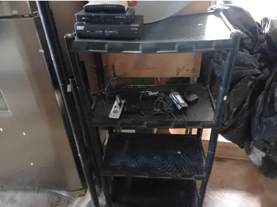 LOTE 350 - 01 ESTANTE MODULAR, 03 BASES DE POSTE PARA JARDIM, 02 SUPORTES DE FERRO, 01 PEITO DE AÇO, 20 LITROS DE PRAGUICIDA E 01 ANTENA DA SKY COM AVARIAS. (NO ESTADO) ATENÇÃO! FAZER A VISITAÇÃO ANTES DE ARREMATAR, NÃO SABEMOS SE FUNCIONA. LEILÃO NÃO TEM GARANTIA E NEM DEVOLUÇÃO, SUJEITO A POSSÍVEIS AVARIAS VISÍVEIS/OCULTAS E/OU AUSÊNCIA DE COMPONENTES.