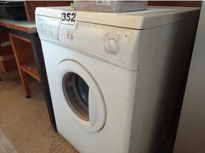 LOTE 352 - 01 MÁQUINA DE LAVAR ROUPAS MARCA ELECTROLUX. (NO ESTADO) ATENÇÃO! FAZER A VISITAÇÃO ANTES DE ARREMATAR, NÃO SABEMOS SE FUNCIONA. LEILÃO NÃO TEM GARANTIA E NEM DEVOLUÇÃO, SUJEITO A POSSÍVEIS AVARIAS VISÍVEIS/OCULTAS E/OU AUSÊNCIA DE COMPONENTES.