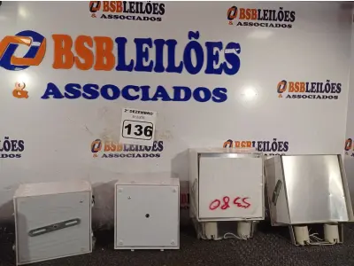 LOTE 136 - 09 LUMINÁRIAS SENDO 05 DE EMBUTIR. (NO ESTADO) ATENÇÃO! FAZER A VISITAÇÃO ANTES DE ARREMATAR, NÃO SABEMOS SE FUNCIONA. LEILÃO NÃO TEM GARANTIA E NEM DEVOLUÇÃO, SUJEITO A POSSÍVEIS AVARIAS VISÍVEIS/OCULTAS E/OU AUSÊNCIA DE COMPONENTES.