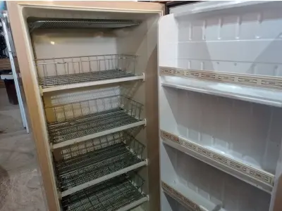 LOTE 258 - 01 FREEZER VERTICAL MARCA METALFRIO 220V. (NO ESTADO) ATENÇÃO! FAZER A VISITAÇÃO ANTES DE ARREMATAR, NÃO SABEMOS SE FUNCIONA. LEILÃO NÃO TEM GARANTIA E NEM DEVOLUÇÃO, SUJEITO A POSSÍVEIS AVARIAS VISÍVEIS/OCULTAS E/OU AUSÊNCIA DE COMPONENTES.