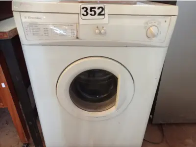 LOTE 352 - 01 MÁQUINA DE LAVAR ROUPAS MARCA ELECTROLUX. (NO ESTADO) ATENÇÃO! FAZER A VISITAÇÃO ANTES DE ARREMATAR, NÃO SABEMOS SE FUNCIONA. LEILÃO NÃO TEM GARANTIA E NEM DEVOLUÇÃO, SUJEITO A POSSÍVEIS AVARIAS VISÍVEIS/OCULTAS E/OU AUSÊNCIA DE COMPONENTES.
