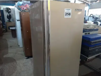 LOTE 258 - 01 FREEZER VERTICAL MARCA METALFRIO 220V. (NO ESTADO) ATENÇÃO! FAZER A VISITAÇÃO ANTES DE ARREMATAR, NÃO SABEMOS SE FUNCIONA. LEILÃO NÃO TEM GARANTIA E NEM DEVOLUÇÃO, SUJEITO A POSSÍVEIS AVARIAS VISÍVEIS/OCULTAS E/OU AUSÊNCIA DE COMPONENTES.