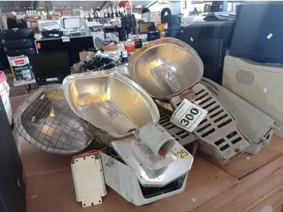 LOTE 300 - 05 LUMINÁRIAS DE PÁTIO. (NO ESTADO) ATENÇÃO! FAZER A VISITAÇÃO ANTES DE ARREMATAR, NÃO SABEMOS SE FUNCIONA. LEILÃO NÃO TEM GARANTIA E NEM DEVOLUÇÃO, SUJEITO A POSSÍVEIS AVARIAS VISÍVEIS/OCULTAS E/OU AUSÊNCIA DE COMPONENTES.