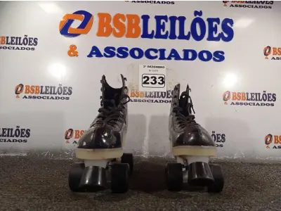 LOTE 233 - 01 PAR DE PATINS. (NO ESTADO) ATENÇÃO! FAZER A VISITAÇÃO ANTES DE ARREMATAR, NÃO SABEMOS SE FUNCIONA. LEILÃO NÃO TEM GARANTIA E NEM DEVOLUÇÃO, SUJEITO A POSSÍVEIS AVARIAS VISÍVEIS/OCULTAS E/OU AUSÊNCIA DE COMPONENTES.