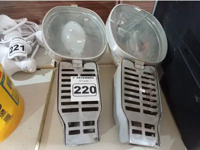 LOTE 220 - 02 LUMINÁRIAS DE PÁTIO. (NO ESTADO) ATENÇÃO! FAZER A VISITAÇÃO ANTES DE ARREMATAR, NÃO SABEMOS SE FUNCIONA. LEILÃO NÃO TEM GARANTIA E NEM DEVOLUÇÃO, SUJEITO A POSSÍVEIS AVARIAS VISÍVEIS/OCULTAS E/OU AUSÊNCIA DE COMPONENTES.