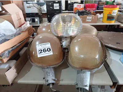 LOTE 260 - 05 LUMINÁRIAS DE PÁTIO. (NO ESTADO) ATENÇÃO! FAZER A VISITAÇÃO ANTES DE ARREMATAR, NÃO SABEMOS SE FUNCIONA. LEILÃO NÃO TEM GARANTIA E NEM DEVOLUÇÃO, SUJEITO A POSSÍVEIS AVARIAS VISÍVEIS/OCULTAS E/OU AUSÊNCIA DE COMPONENTES.