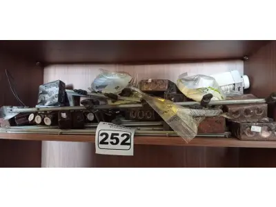 LOTE 252 - 01 LOTE COM VÁRIAS HASTES PARA CERCA ELÉTRICA, ISOLADORES, CAIXAS 4X4 E PLAFONS. (NO ESTADO) ATENÇÃO! FAZER A VISITAÇÃO ANTES DE ARREMATAR, NÃO SABEMOS SE FUNCIONA. LEILÃO NÃO TEM GARANTIA E NEM DEVOLUÇÃO, SUJEITO A POSSÍVEIS AVARIAS VISÍVEIS/OCULTAS E/OU AUSÊNCIA DE COMPONENTES.