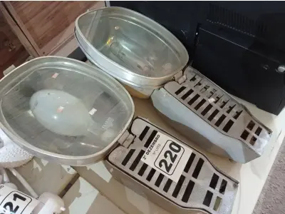 LOTE 220 - 02 LUMINÁRIAS DE PÁTIO. (NO ESTADO) ATENÇÃO! FAZER A VISITAÇÃO ANTES DE ARREMATAR, NÃO SABEMOS SE FUNCIONA. LEILÃO NÃO TEM GARANTIA E NEM DEVOLUÇÃO, SUJEITO A POSSÍVEIS AVARIAS VISÍVEIS/OCULTAS E/OU AUSÊNCIA DE COMPONENTES.