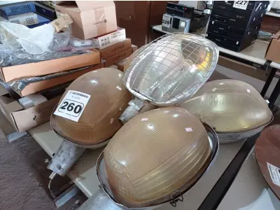 LOTE 260 - 05 LUMINÁRIAS DE PÁTIO. (NO ESTADO) ATENÇÃO! FAZER A VISITAÇÃO ANTES DE ARREMATAR, NÃO SABEMOS SE FUNCIONA. LEILÃO NÃO TEM GARANTIA E NEM DEVOLUÇÃO, SUJEITO A POSSÍVEIS AVARIAS VISÍVEIS/OCULTAS E/OU AUSÊNCIA DE COMPONENTES.
