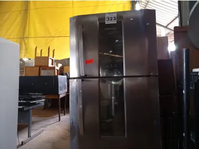 LOTE 323 - 01 GELADEIRA MARCA ELECTROLUX 220V. (NO ESTADO) ATENÇÃO! FAZER A VISITAÇÃO ANTES DE ARREMATAR, NÃO SABEMOS SE FUNCIONA. LEILÃO NÃO TEM GARANTIA E NEM DEVOLUÇÃO, SUJEITO A POSSÍVEIS AVARIAS VISÍVEIS/OCULTAS E/OU AUSÊNCIA DE COMPONENTES.