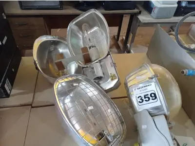 LOTE 359 - 04 LUMINÁRIAS PÚBLICAS DE POSTE. (NO ESTADO) ATENÇÃO! FAZER A VISITAÇÃO ANTES DE ARREMATAR, NÃO SABEMOS SE FUNCIONA. LEILÃO NÃO TEM GARANTIA E NEM DEVOLUÇÃO, SUJEITO A POSSÍVEIS AVARIAS VISÍVEIS/OCULTAS E/OU AUSÊNCIA DE COMPONENTES.