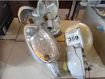 LOTE 359 - 04 LUMINÁRIAS PÚBLICAS DE POSTE. (NO ESTADO) ATENÇÃO! FAZER A VISITAÇÃO ANTES DE ARREMATAR, NÃO SABEMOS SE FUNCIONA. LEILÃO NÃO TEM GARANTIA E NEM DEVOLUÇÃO, SUJEITO A POSSÍVEIS AVARIAS VISÍVEIS/OCULTAS E/OU AUSÊNCIA DE COMPONENTES.