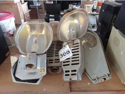 LOTE 300 - 05 LUMINÁRIAS DE PÁTIO. (NO ESTADO) ATENÇÃO! FAZER A VISITAÇÃO ANTES DE ARREMATAR, NÃO SABEMOS SE FUNCIONA. LEILÃO NÃO TEM GARANTIA E NEM DEVOLUÇÃO, SUJEITO A POSSÍVEIS AVARIAS VISÍVEIS/OCULTAS E/OU AUSÊNCIA DE COMPONENTES.